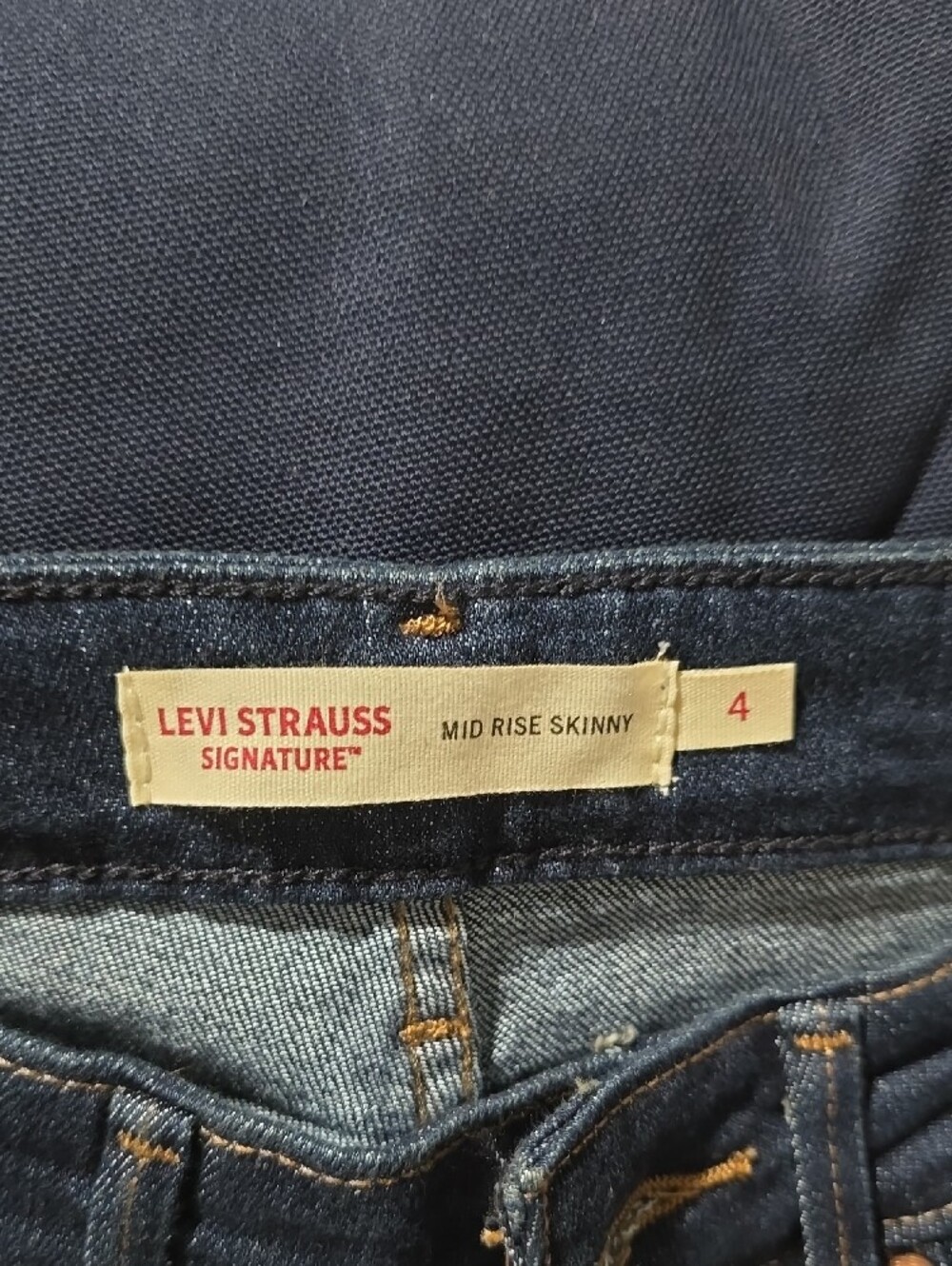 Levi's Women's Skinny Jeans in Dark Blue Wash - Picture 5 of 6